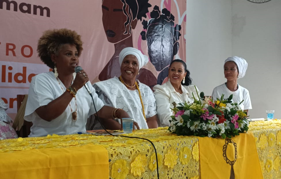 Mesa de abertura do encontro Iyá Akobióde – Mulheres que transformam. Foto: Acervo pessoal/Thais Matos.