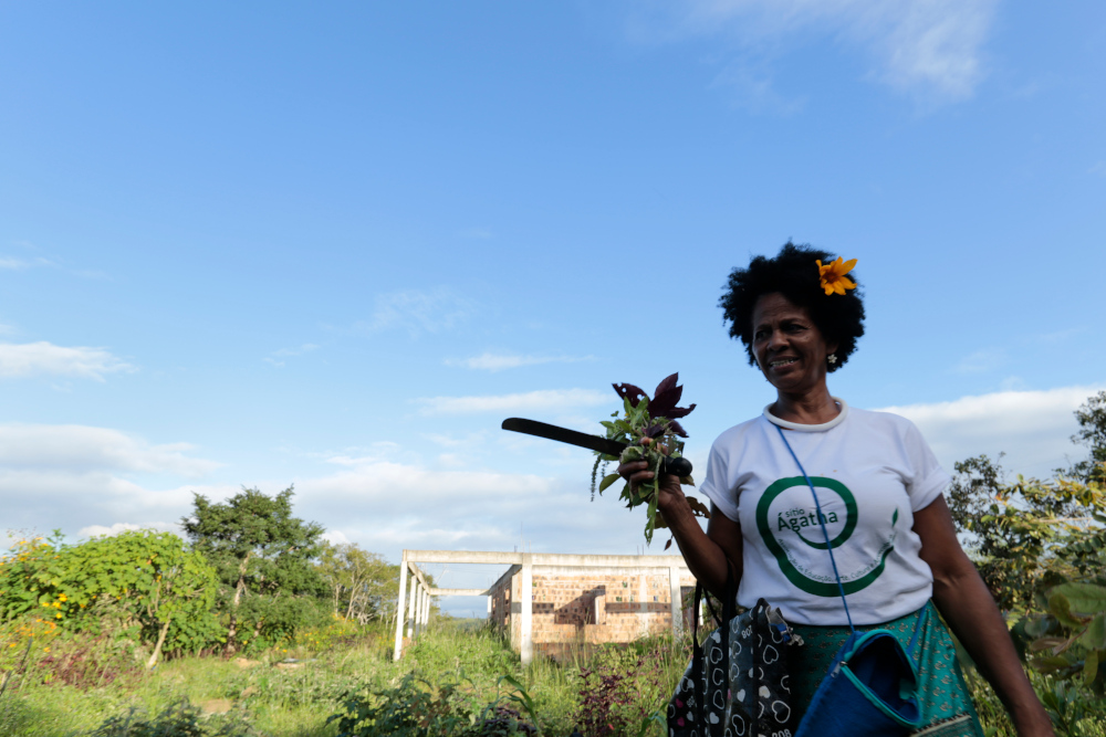 Luiza Cavalcante colhendo os frutos da terra. Crédito: Gus Cabrera (2022)